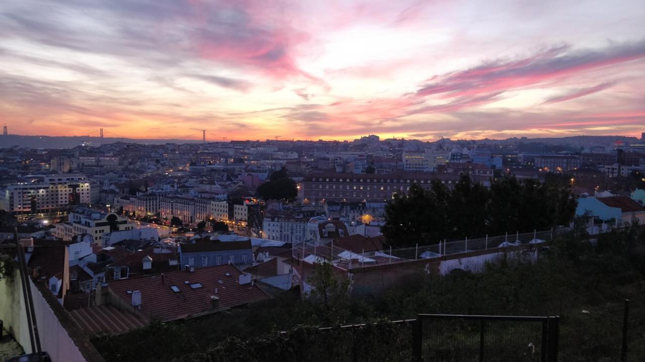 Stroll To Coffee Shops Near A Renovated Hillside Apartment In Graca Lisboa Dış mekan fotoğraf