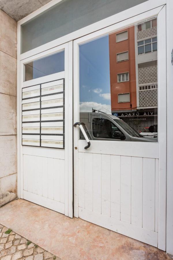 Stroll To Coffee Shops Near A Renovated Hillside Apartment In Graca Lisboa Dış mekan fotoğraf