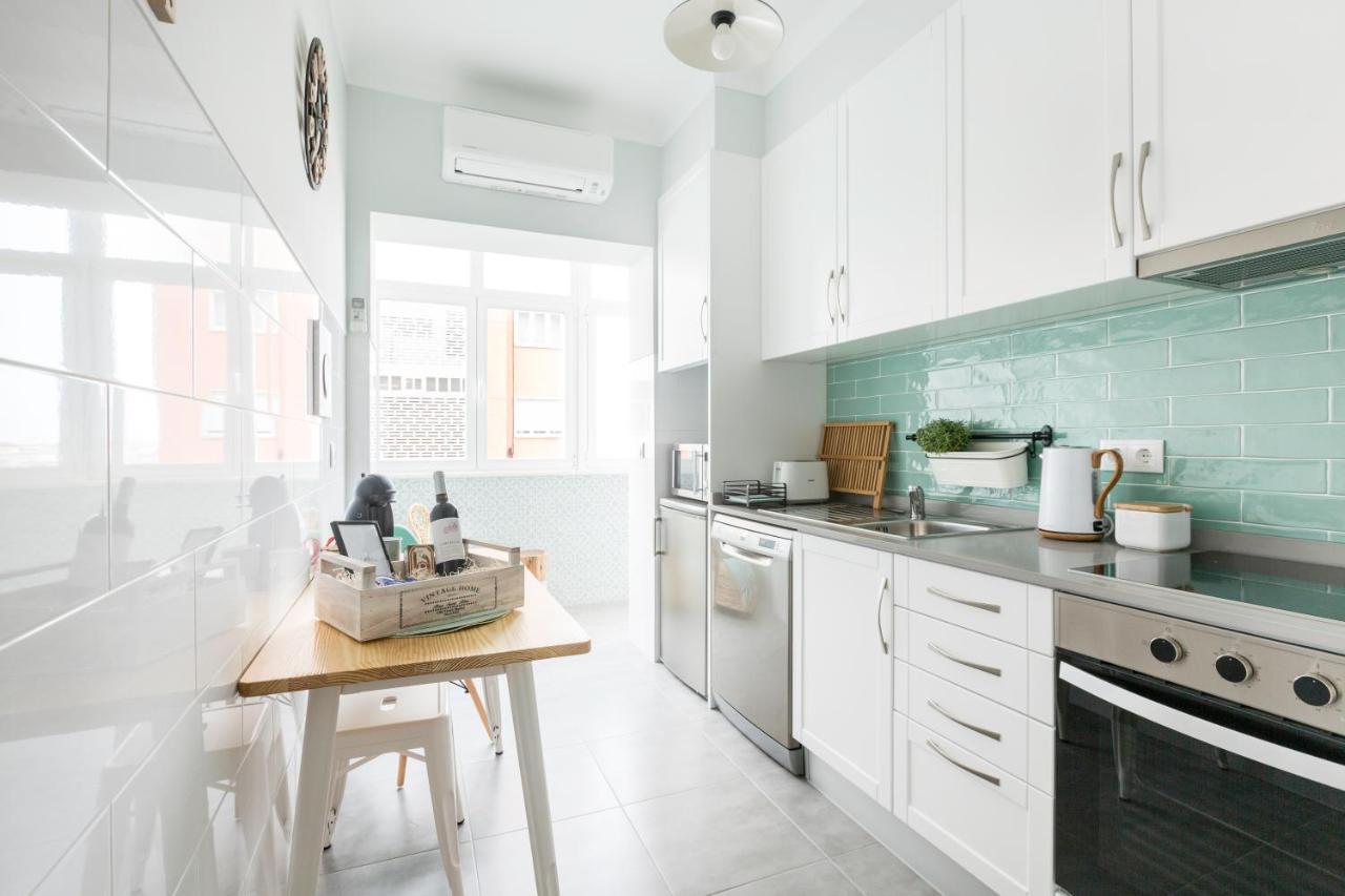 Stroll To Coffee Shops Near A Renovated Hillside Apartment In Graca Lisboa Dış mekan fotoğraf