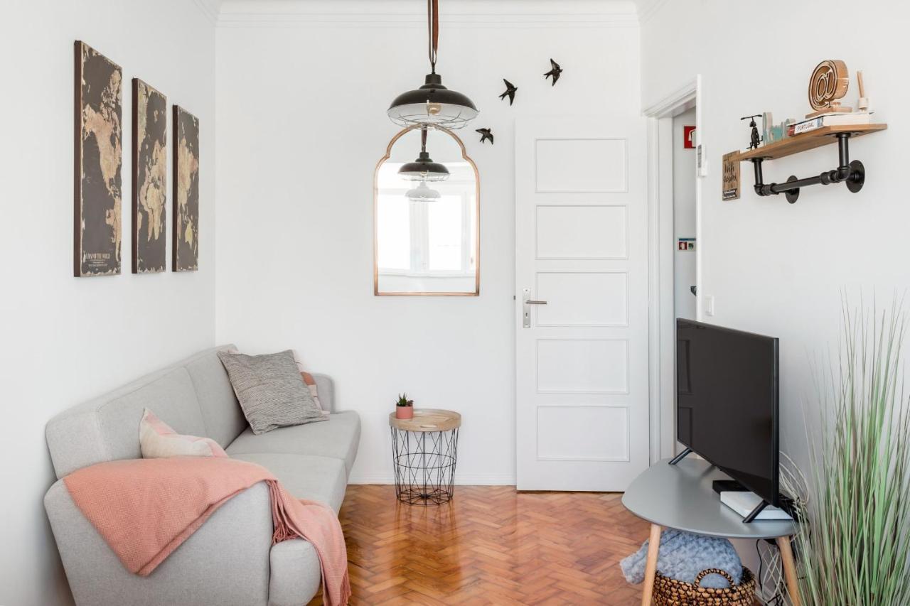 Stroll To Coffee Shops Near A Renovated Hillside Apartment In Graca Lisboa Dış mekan fotoğraf