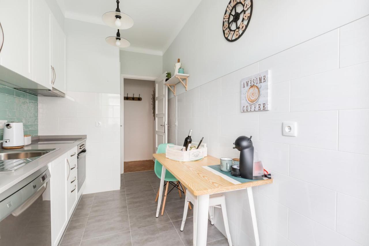 Stroll To Coffee Shops Near A Renovated Hillside Apartment In Graca Lisboa Dış mekan fotoğraf