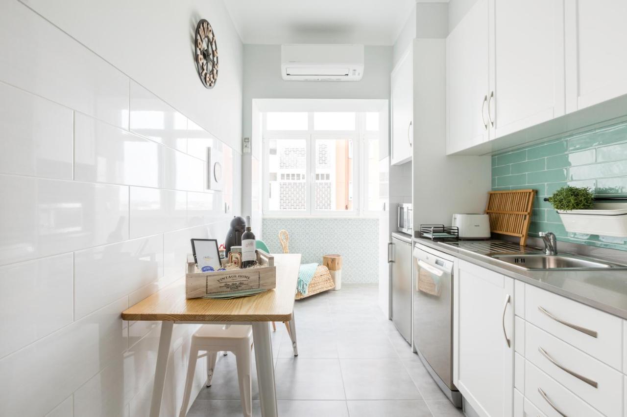 Stroll To Coffee Shops Near A Renovated Hillside Apartment In Graca Lisboa Dış mekan fotoğraf