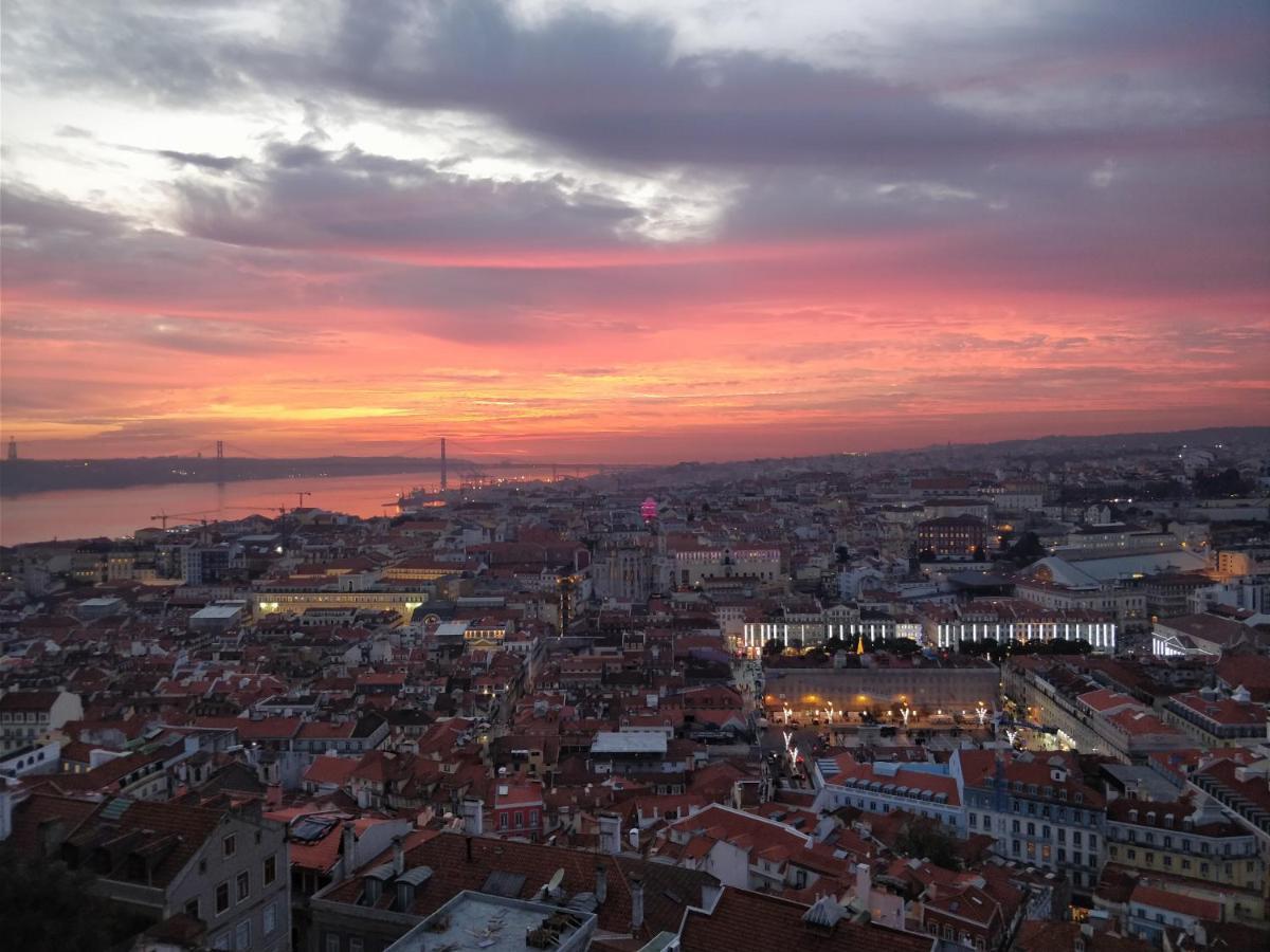 Stroll To Coffee Shops Near A Renovated Hillside Apartment In Graca Lisboa Dış mekan fotoğraf