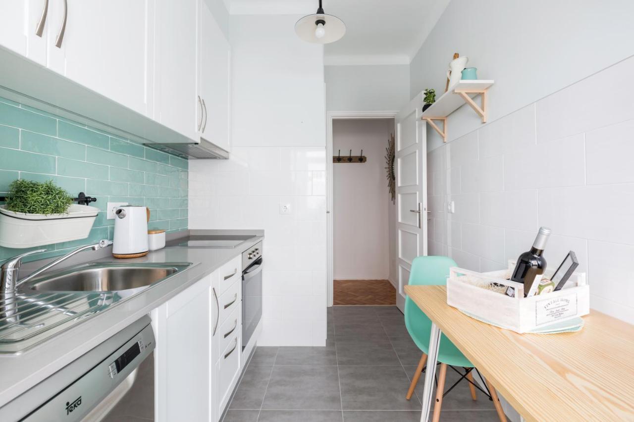 Stroll To Coffee Shops Near A Renovated Hillside Apartment In Graca Lisboa Dış mekan fotoğraf