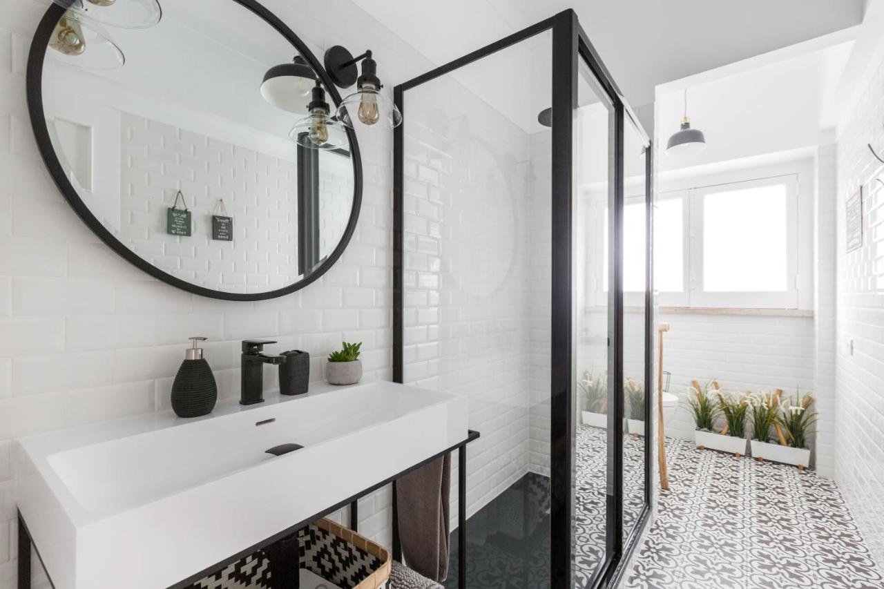 Stroll To Coffee Shops Near A Renovated Hillside Apartment In Graca Lisboa Dış mekan fotoğraf