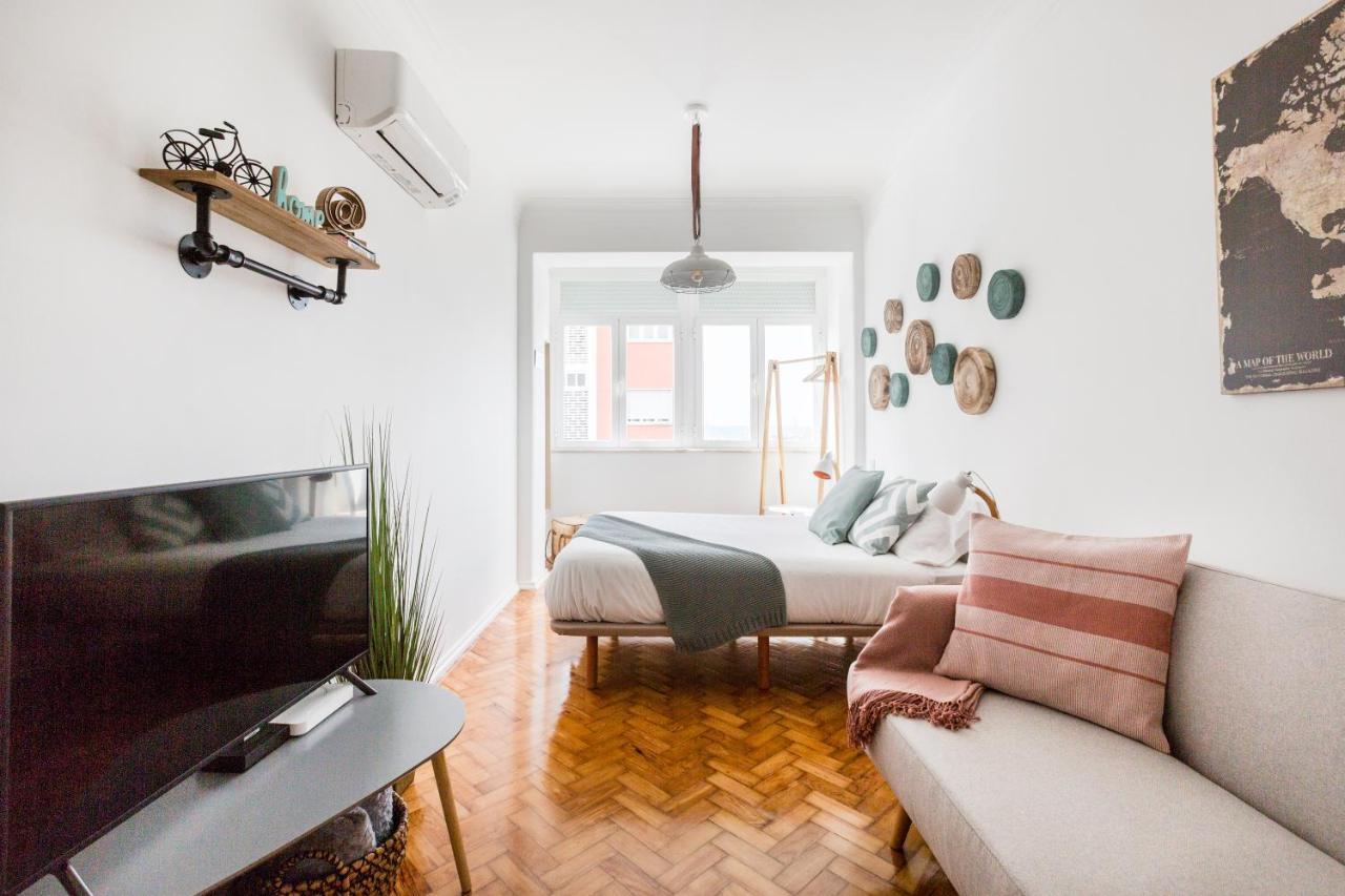 Stroll To Coffee Shops Near A Renovated Hillside Apartment In Graca Lisboa Dış mekan fotoğraf