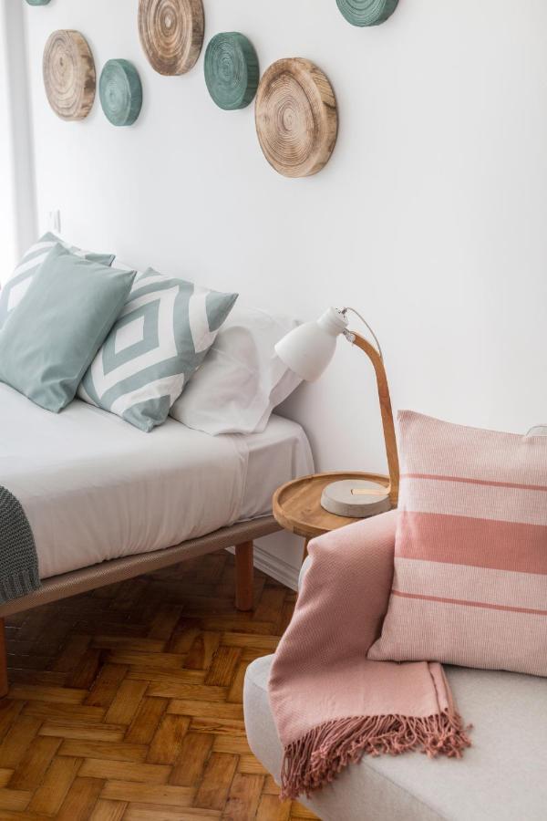 Stroll To Coffee Shops Near A Renovated Hillside Apartment In Graca Lisboa Dış mekan fotoğraf