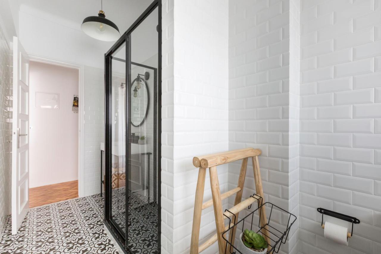 Stroll To Coffee Shops Near A Renovated Hillside Apartment In Graca Lisboa Dış mekan fotoğraf